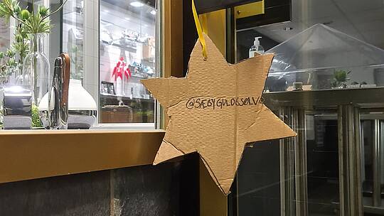 Hverdagsstjerner lyser op i mørket