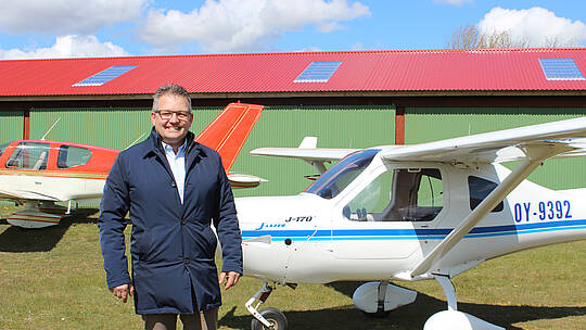 Formand for Sæby Erhvervsforening Kim Müller har været mægler i striden mellem flyveklubber og lodsejere, som nu er endt lykkeligt med en 7-årig lejeaftale.